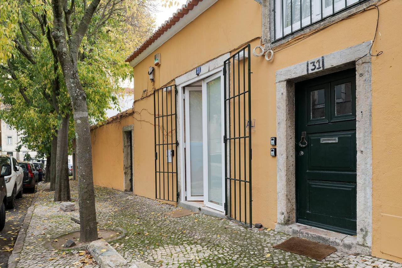 The Yellow House Spacious Duplex In Prazeres District Лиссабон Экстерьер фото